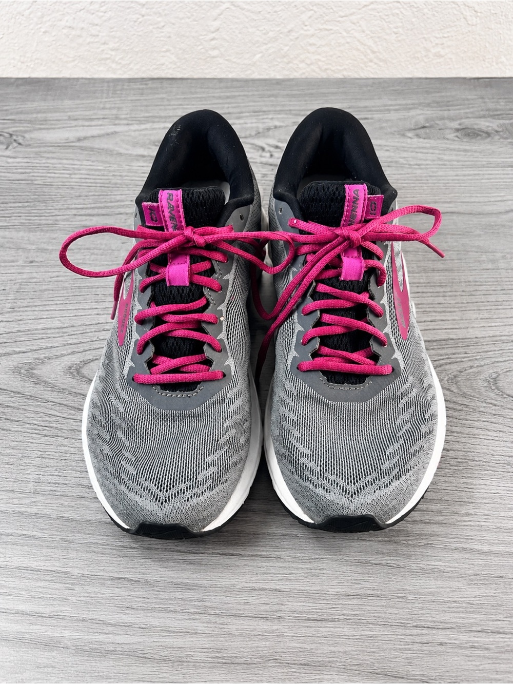 Brooks Ravenna 10 Size 7 Medium (D) Women’s Gray and Pink Running Sneakers